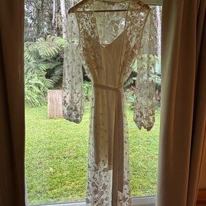 Elegant White Lace Robe